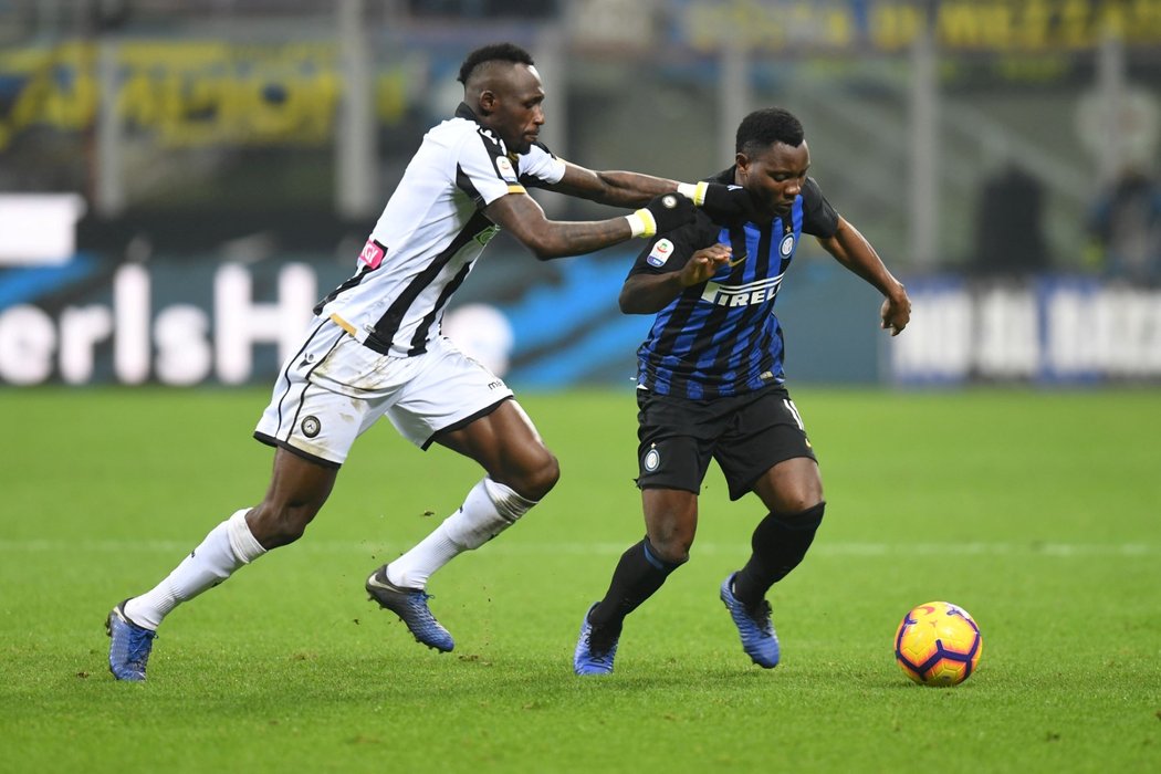 Kwadwo Asamoah (vpravo) bráněný Seko Fofanou