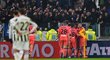 Fotbalisté Atalanty slaví gól Zapaty proti Juventusu