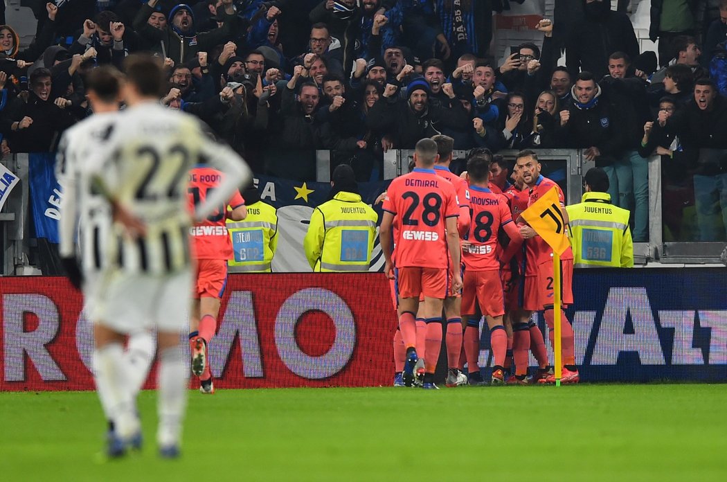Fotbalisté Atalanty slaví gól Zapaty proti Juventusu