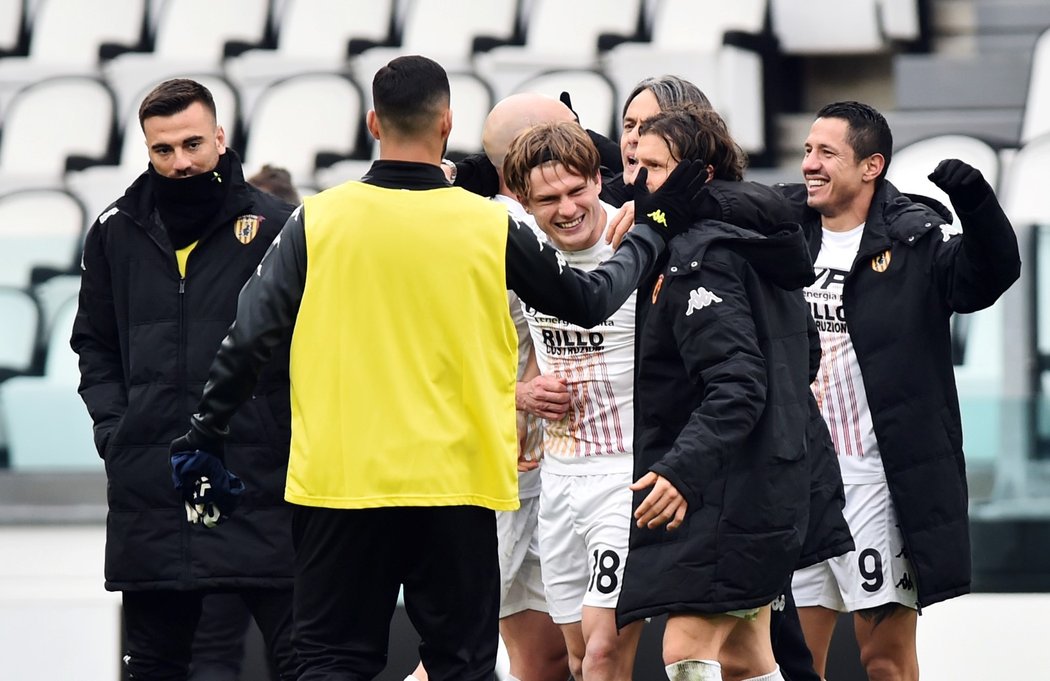 Radost fotbalistů Beneventa po vítězství na hřišti Juventusu