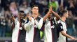 Fotbalisté Juventusu děkují fanouškům za podporu po vítězství nad Boloňou