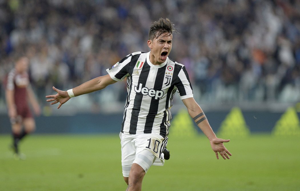 Paulo Dybala slaví gól v turínském derby