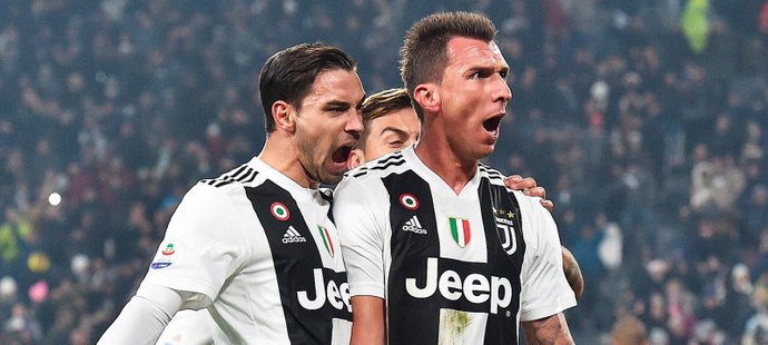 Chorvatský útočník Mario Mandžukič z Juventusu se raduje z rozhodující trefy utkání proti Interu Milán