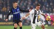 Argentinský útočník Paulo Dybala z Juventusu uniká podél postranní čáry Ivanu Perišičovi z Interu Milán