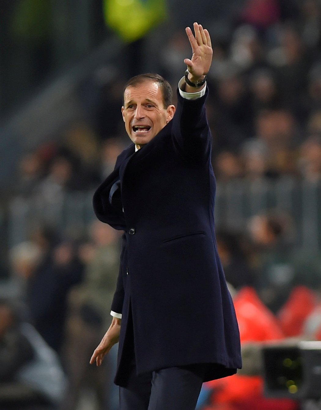 Trenér Juventusu Massimiliano Allegri gestikuluje pokyny svým hráčům