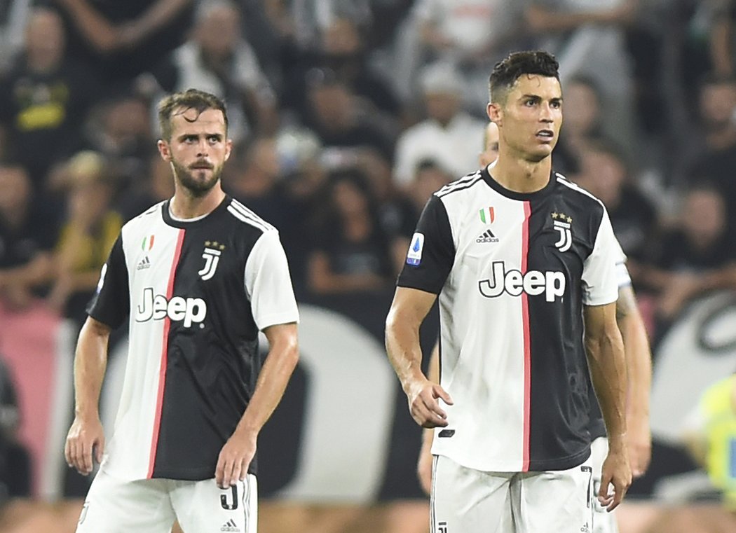 Cristiano Ronaldo a Miralem Pjanič při zápase s Neapolí