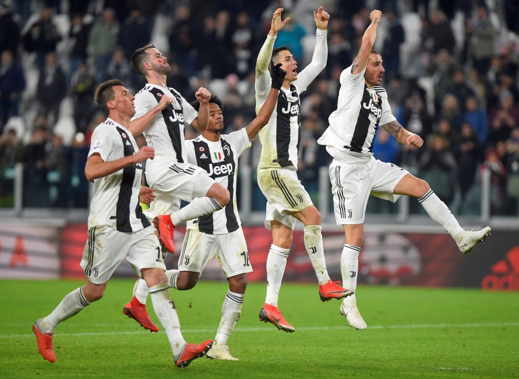 Oslavy hráčů Juventusu po vítězném zápase proti Spal