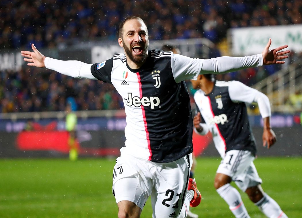 Gonzalo Higuaín oslavuje druhou branku v utkání, kterou otočil skóre zápasu ve prostěch &#34;Staré dámy&#34;