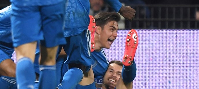 Fotbalisté Juventusu se radují z branky v zápase, ve kterém zdolali Spal 2:1