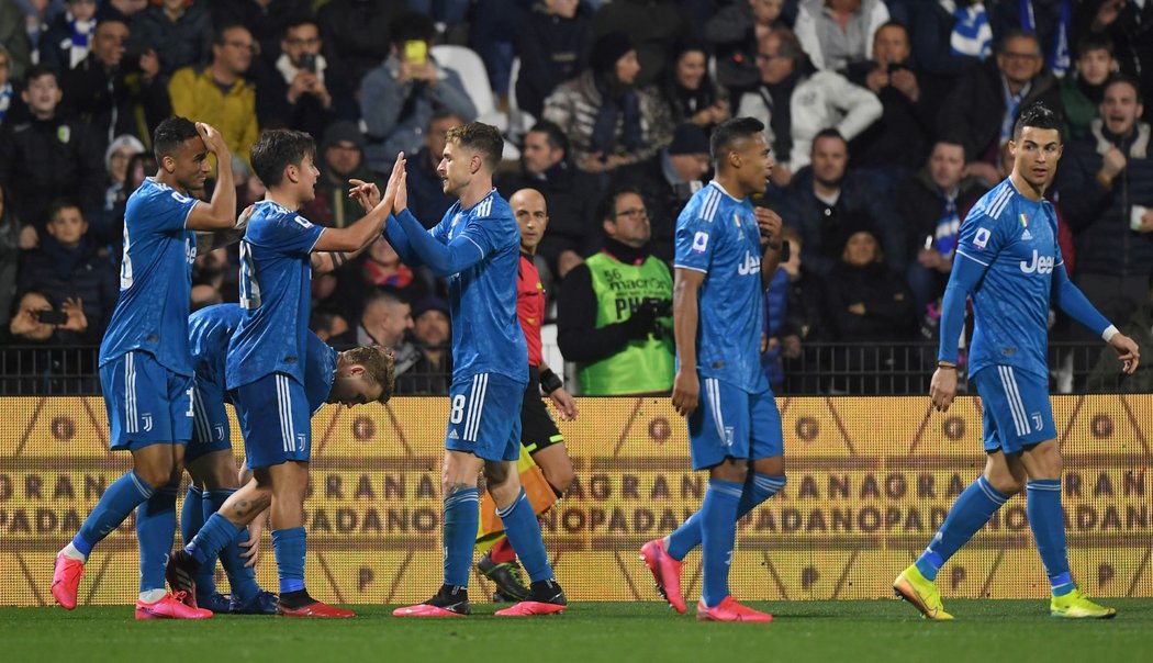 Fotbalisté Juventusu se radují z branky v zápase, ve kterém zdolali Spal 2:1