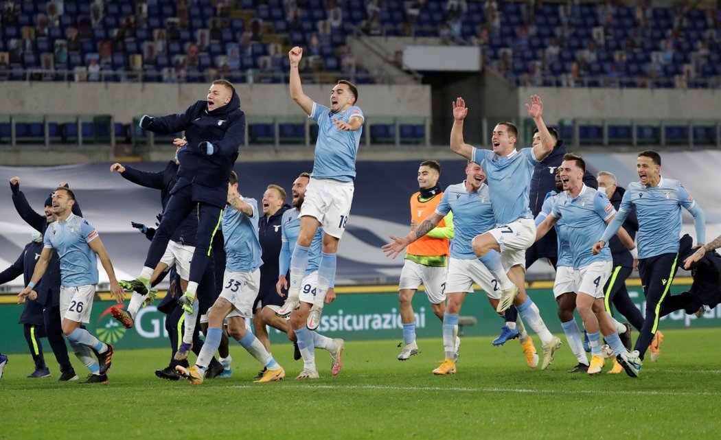 Fotbalisté Lazia porazili v římském derby AS 3:0. Dvakrát se trefil Luis Alberto