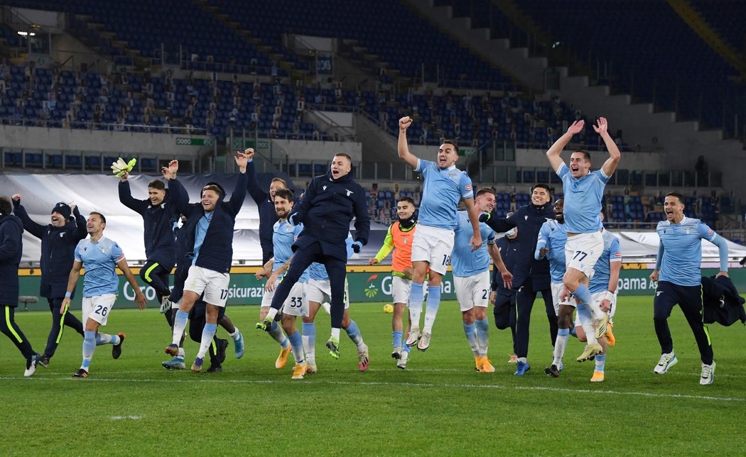 Fotbalisté Lazia porazili v římském derby AS 3:0. Dvakrát se trefil Luis Alberto