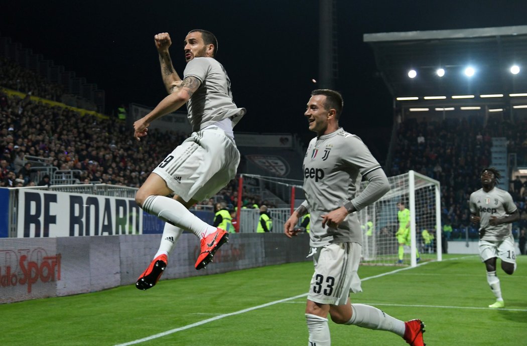 Leonardo Bonucci (vlevo) oslavuje první branku Juventusu v zápase s Cagliari