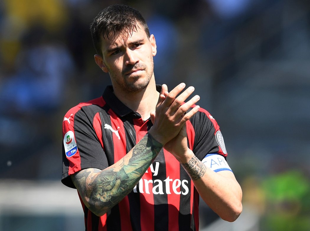 Alessio Romagnoli tleská fanouškům za přízeň po zápase AC Milán - Parma