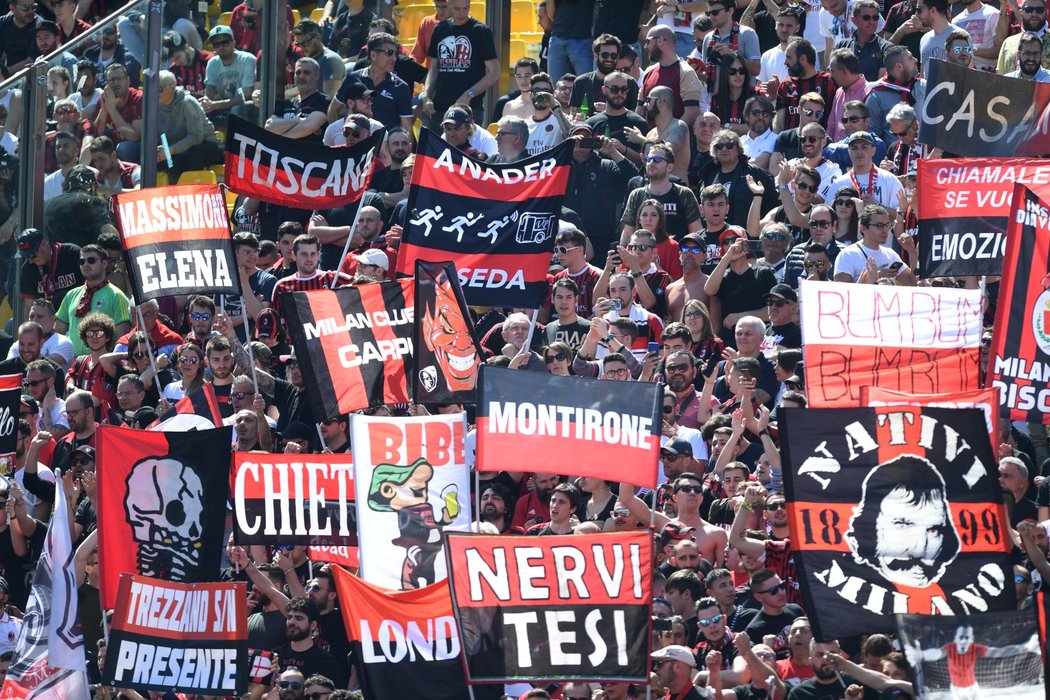 Fanoušci AC Milán v zápase s Parmou (1:1)