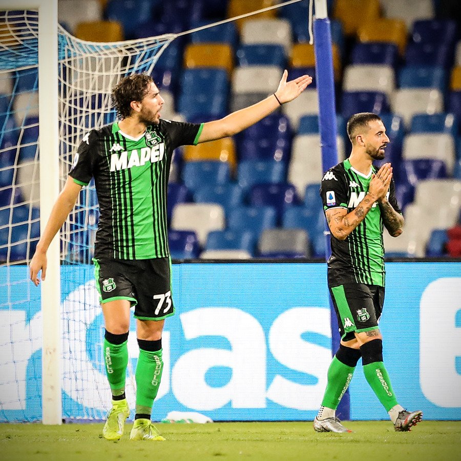 Fotbalisté Sassuola se nestačili divit! V zápase proti Neapoli dali čtyři góly, všechny jim ale neuznal VAR a nakonec prohráli 0:2