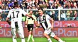 Paulo Dybala z Juventusu se raduje z gólu do sítě Janova. Radost to byla ale předčasná, protože jeho trefa po zásahu VAR nebyla uznána kvůli ofsajdu