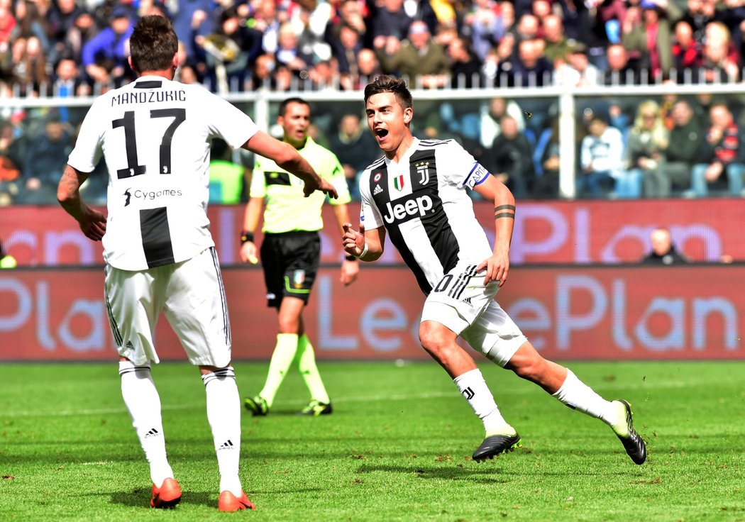 Paulo Dybala z Juventusu se raduje z gólu do sítě Janova. Radost to byla ale předčasná, protože jeho trefa po zásahu VAR nebyla uznána kvůli ofsajdu