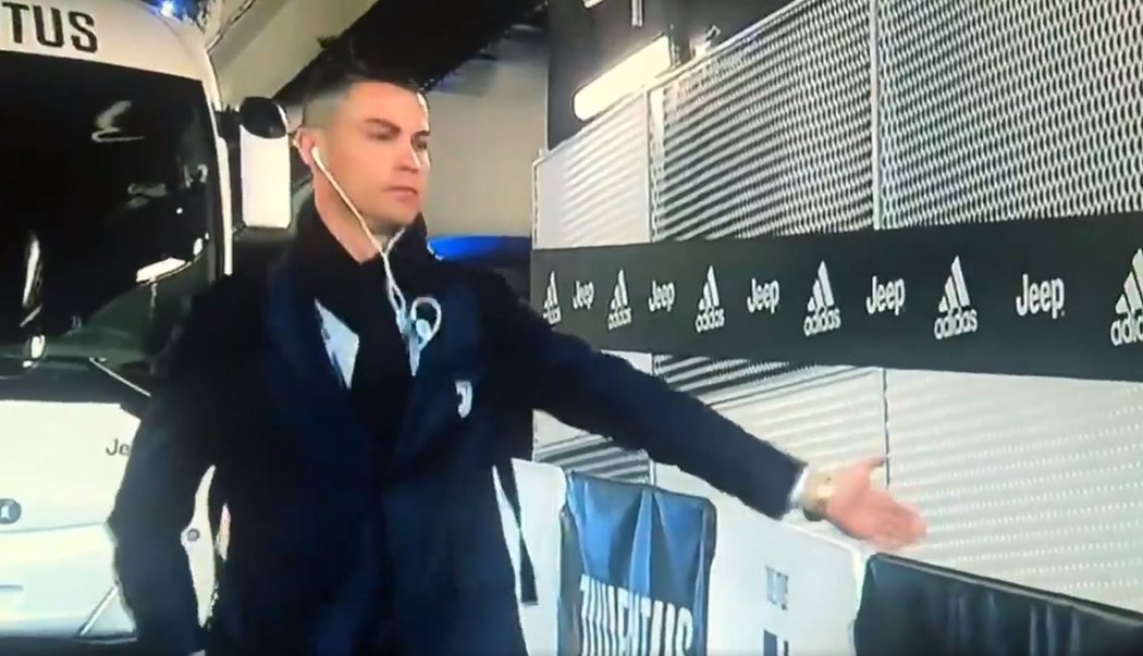 Cristiano Ronaldo si plácá s imaginárními fanoušky. Duel Juventusu s Interem se kvůli koronaviru hrál bez diváků