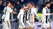 Hráči Juventusu se z druhé branky do sítě AS Řím radují předčasně