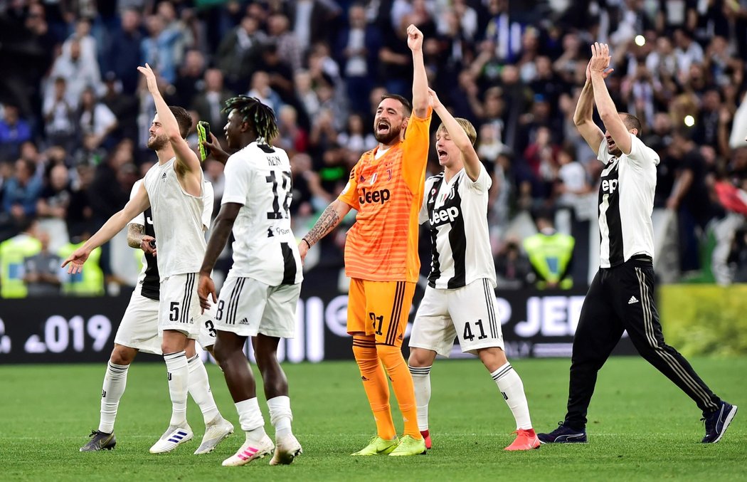 Fotbalisté Juventusu oslavují zisk mistrovského titulu