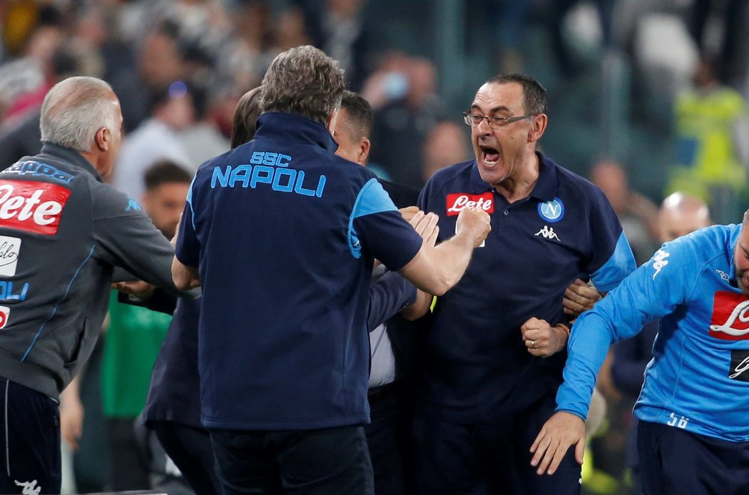 Trenér Neapole Maurizio Sarri slaví výhru nad Juventusem