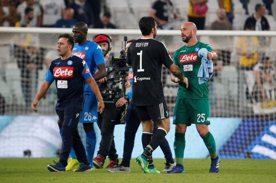 Gianluigi Buffon (vlevo) se zdraví s Pepem Reinou