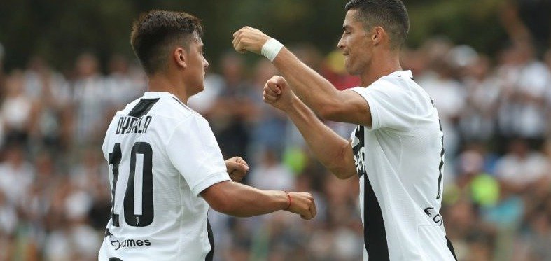 Cristiano Ronaldo (vlevo) oslavuje svou první branku za Juventus společně s Paulem Dybalou