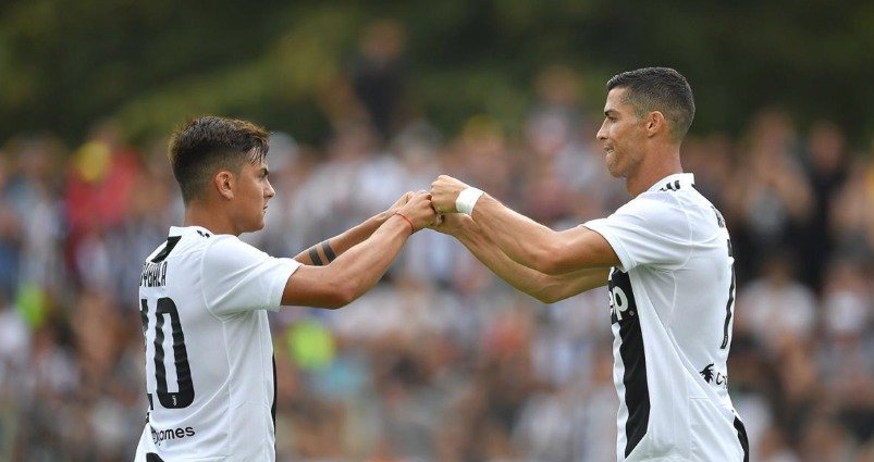 Cristiano Ronaldo oslavuje svou první branku v dresu Juventusu společně s Paulem Dybalou