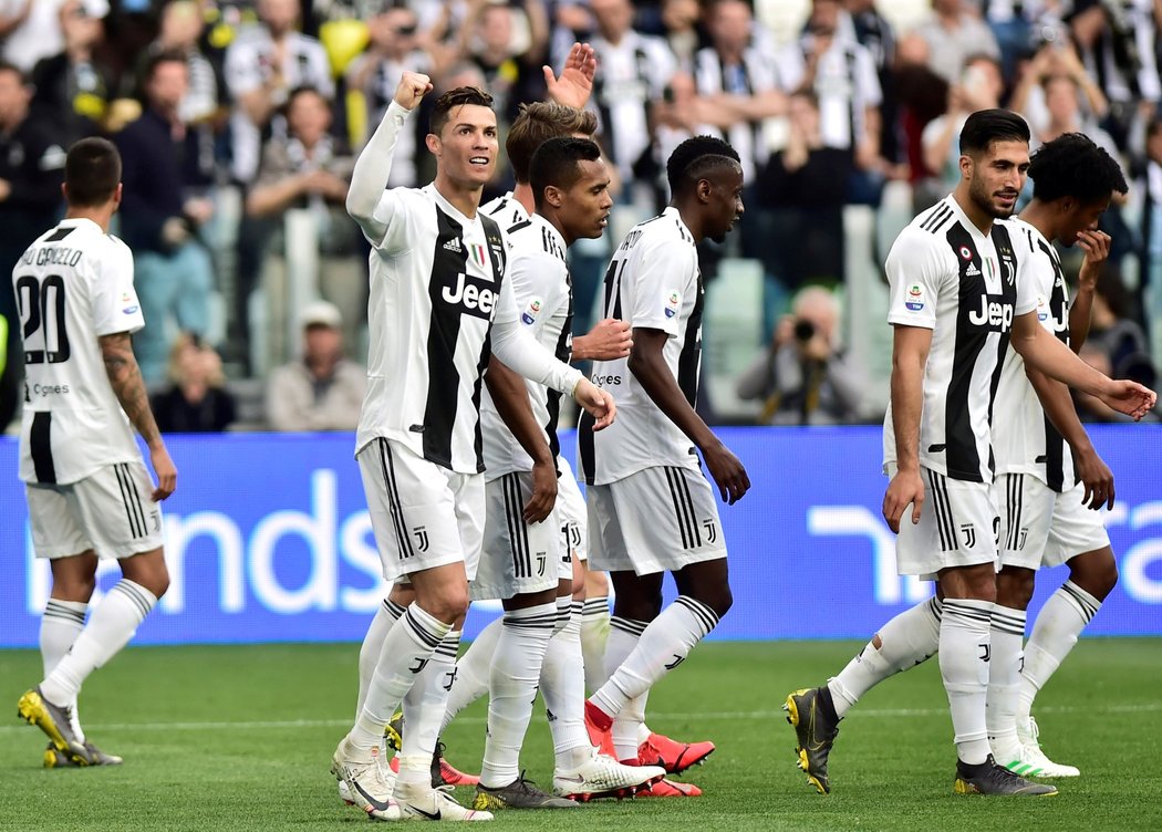 Fotbalisté Juventusu otočili na domácím hřišti zápas s Fiorentinou, zvítězili 2:1 a zajistili si zisk italského mistrovského titulu