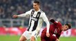 hvězda Juventusu Cristiano Ronaldo v souboji s českým útočníkem AS Řím Patrikem Schickem