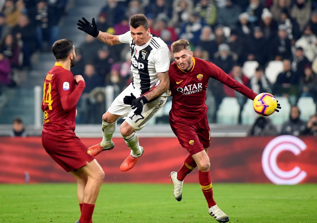 Útočník Juventusu Mario Manžukič v souboji přetlačil obránce Davide Santona a otevřel skóre