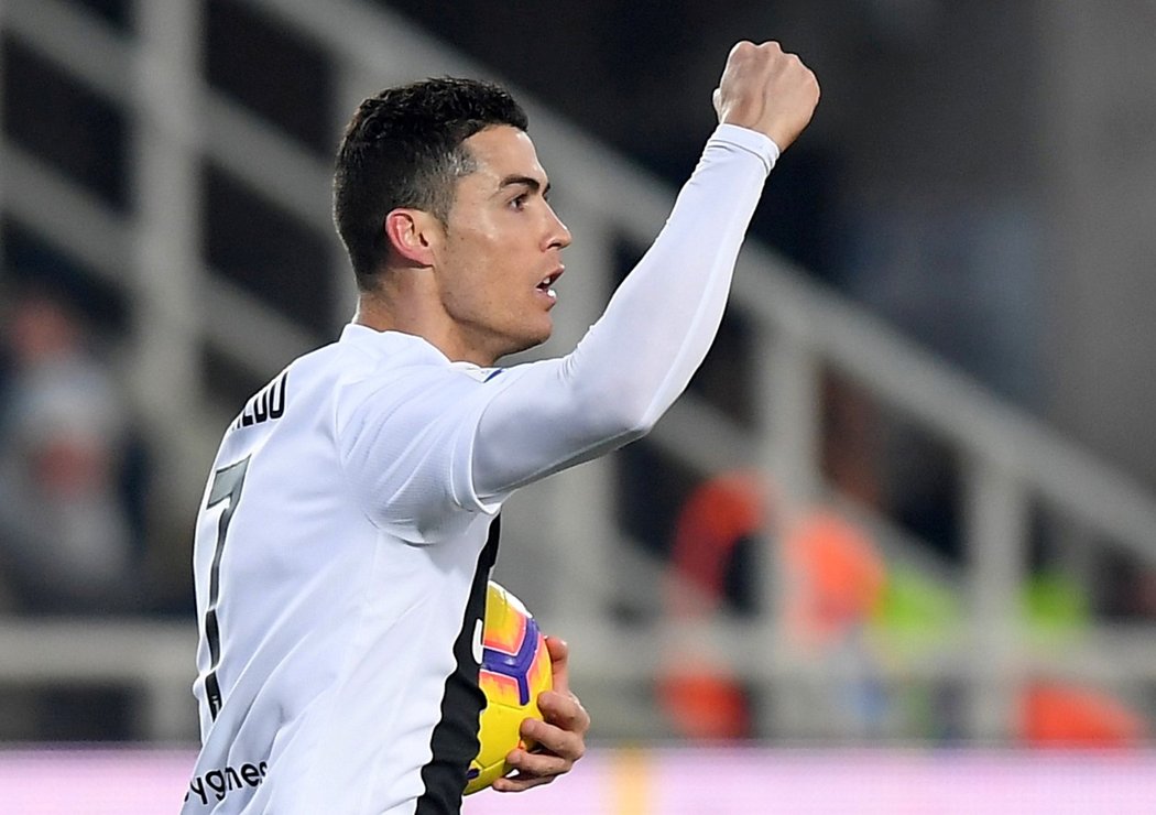 Střídající Cristiano Ronaldo slaví srovnávací gól na 2:2 na hřišti Atalanty Bergamo