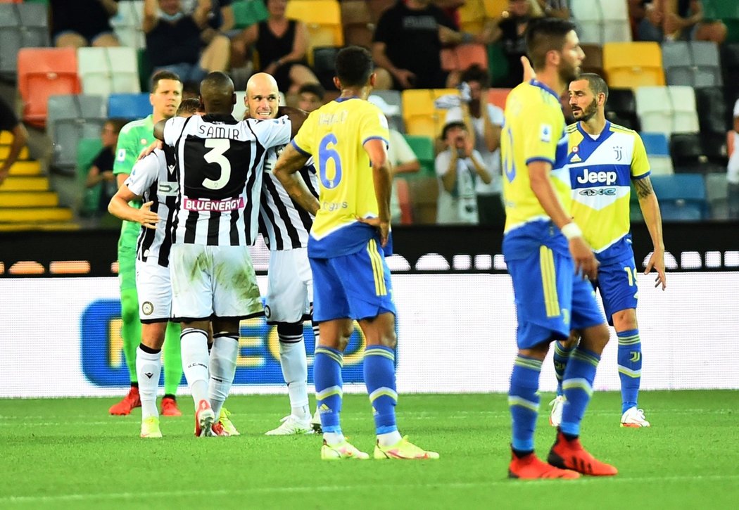 Hráči Udinese slaví gól proti Juventusu