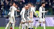 Hráči Juventusu se z druhé branky do sítě AS Řím radují předčasně
