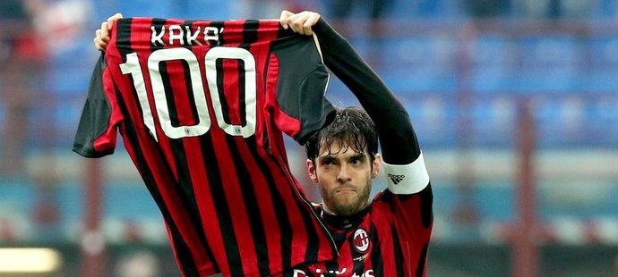 Kaká vstřelil za AC Milán už sto gólů, dostal za to speciální dres
