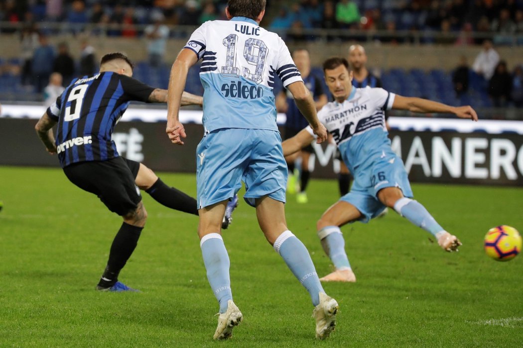 Mauro Icardi střílí gól do sítě Lazia