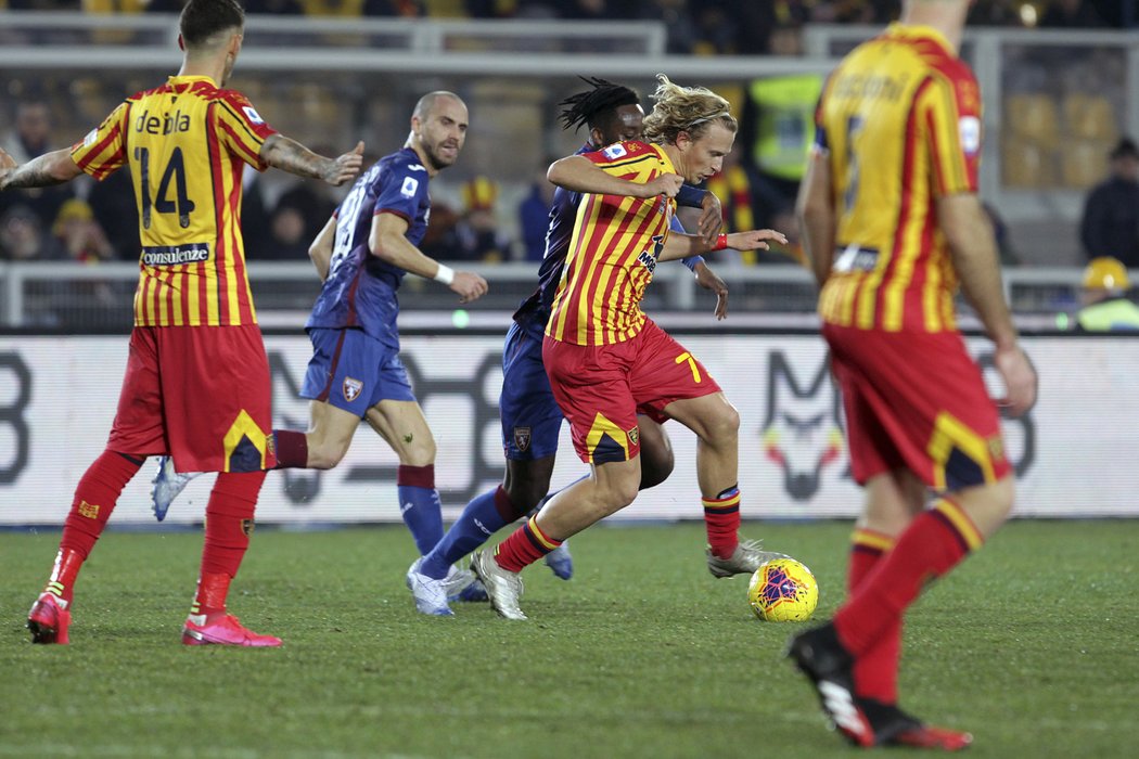 Antonín Barák (u míče) v týdnu přestoupil z Udinese do Lecce a hned v prvním zápase se v novém působišti uvedl gólem