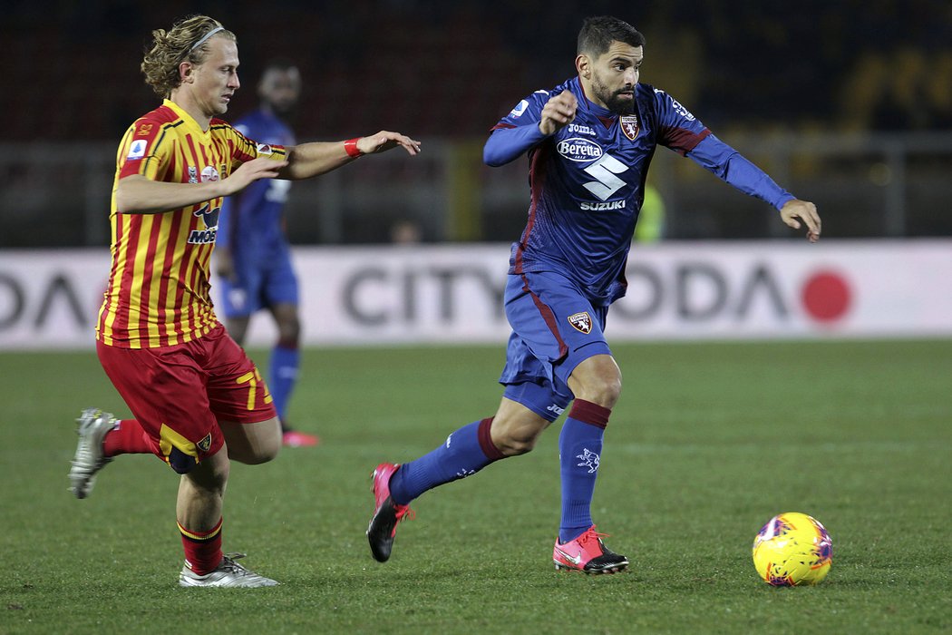 Trefa Antonína Baráka (vlevo) pomohla Lecce k celkovému vítězství 4:0