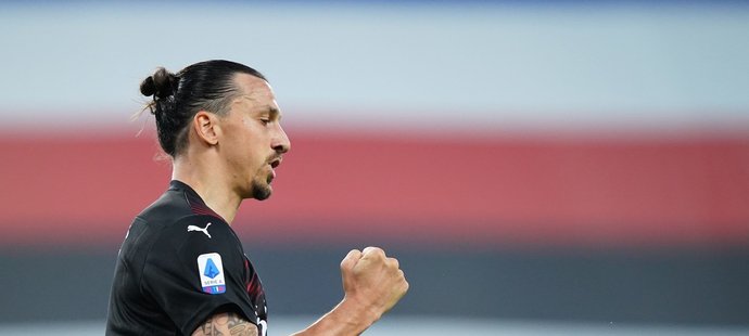 Útočník AC Milán Zlatan Ibahimovic se raduje z branky v utkání na hřišti Sampdorie Janov