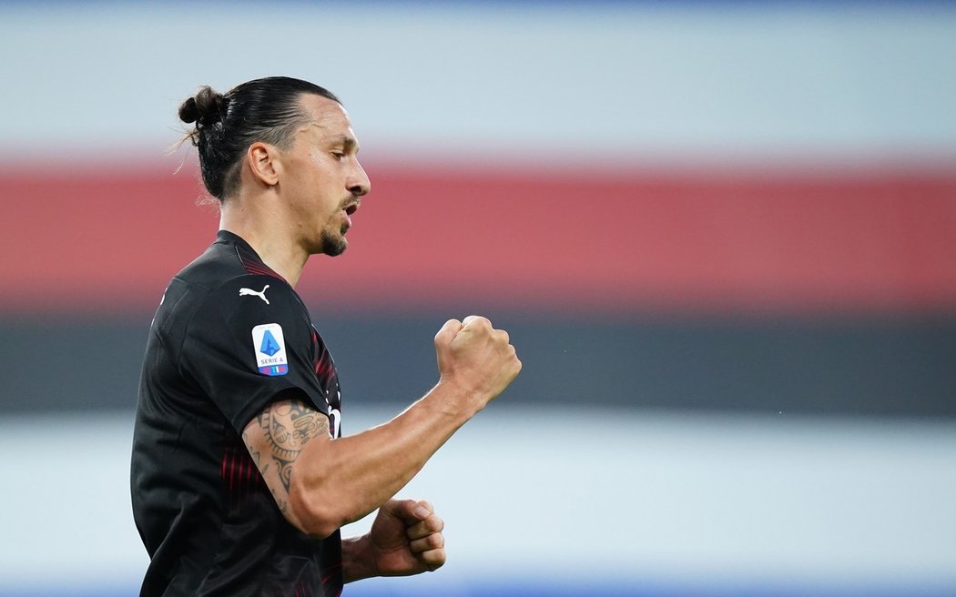 Útočník AC Milán Zlatan Ibahimovic se raduje z branky v utkání na hřišti Sampdorie Janov