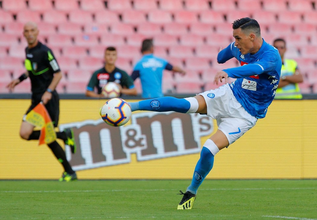 Záložník Neapole José Callejón v nápřahu během zápasu s Fiorentinou