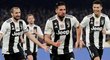 Emre Can se se svými spoluhráči z Juventusu raduje z gólu proti Neapoli