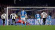 Lorenzo Insigne trefuje z penalty pouze tyč. I díky neproměněnému pokutovému kopu soupeře vyhrál Juventus 2:1