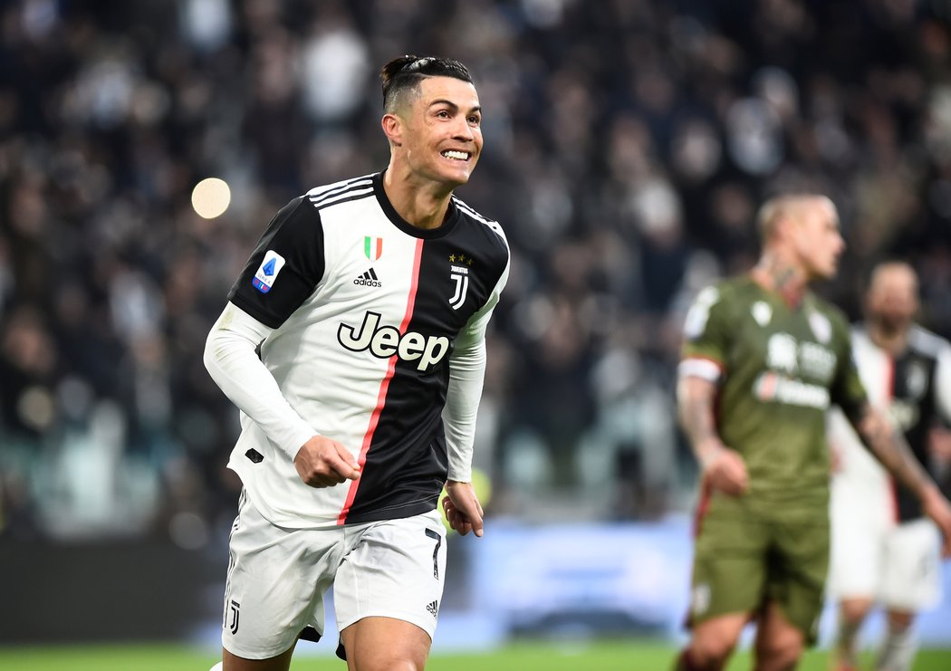 Zatímco nová posila AC Milán Ibrahimovic proti Sampdorii Janov gólově mlčela, Ronaldo nasázel Cagliari hattrick