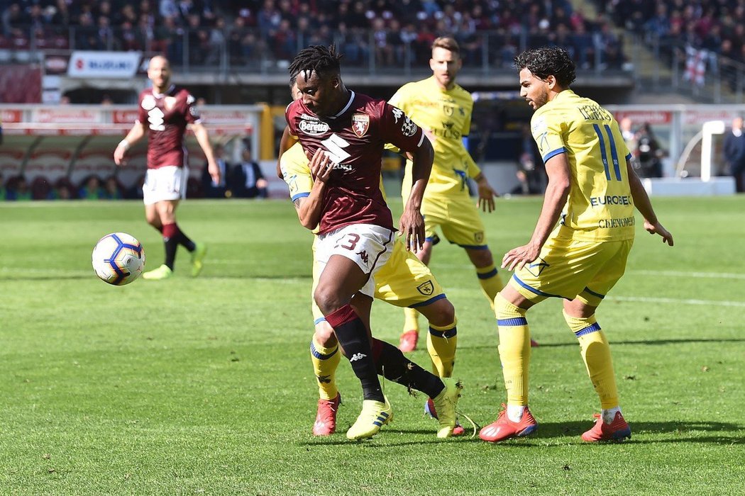 Pátou domácí ligovou výhru v řadě si připsali fotbalisté Turína v zápase 26. kola italské Serie A proti poslednímu Chievu, které porazili 3:0