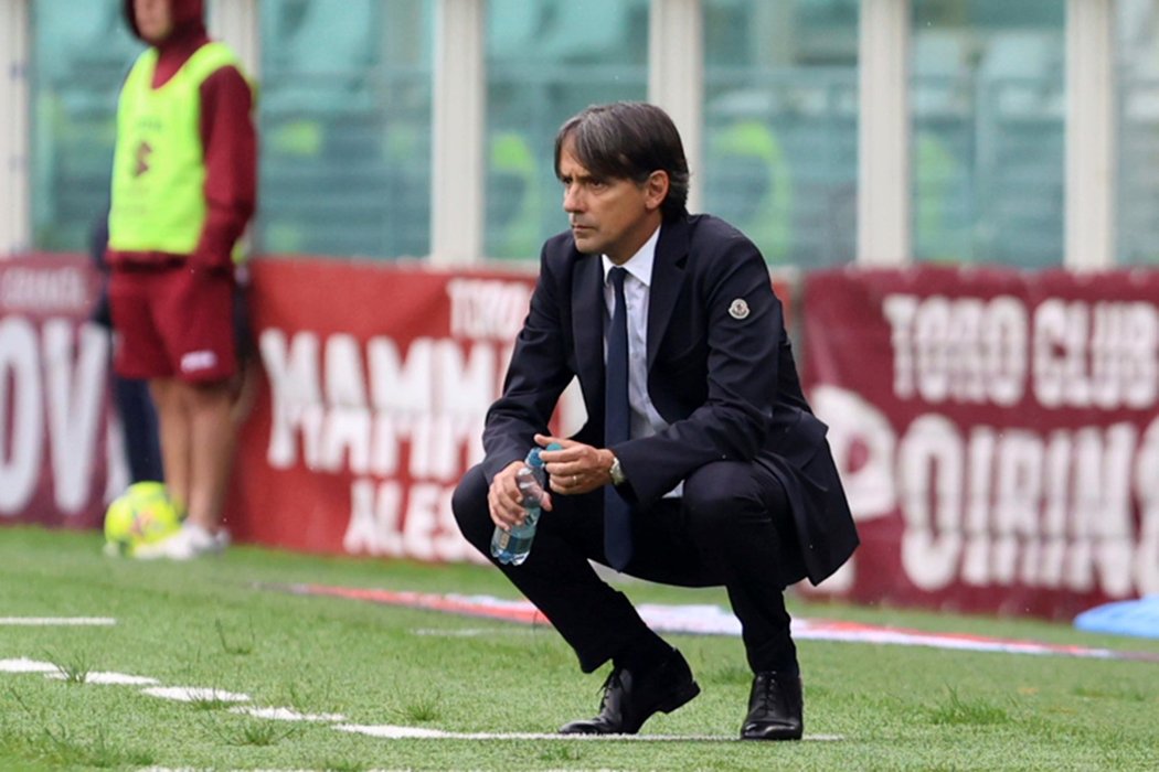 Simone Inzaghi bedlivě sleduje průběh utkání