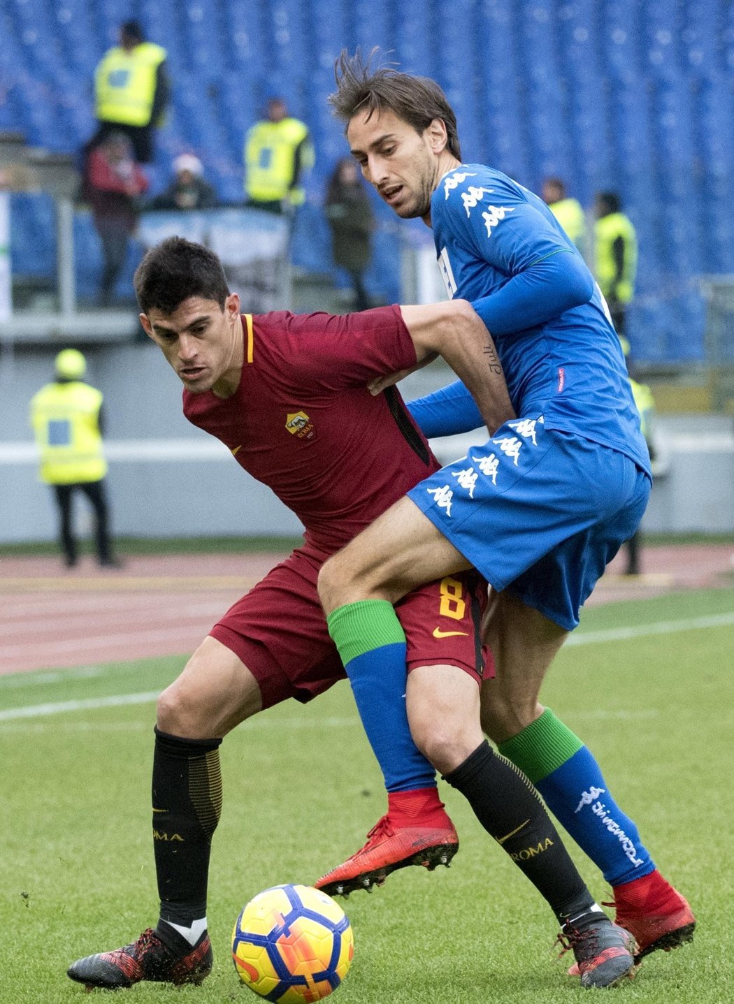 Stoper AS Řím Federico Fazio si kryje míč před Simone Missirolim