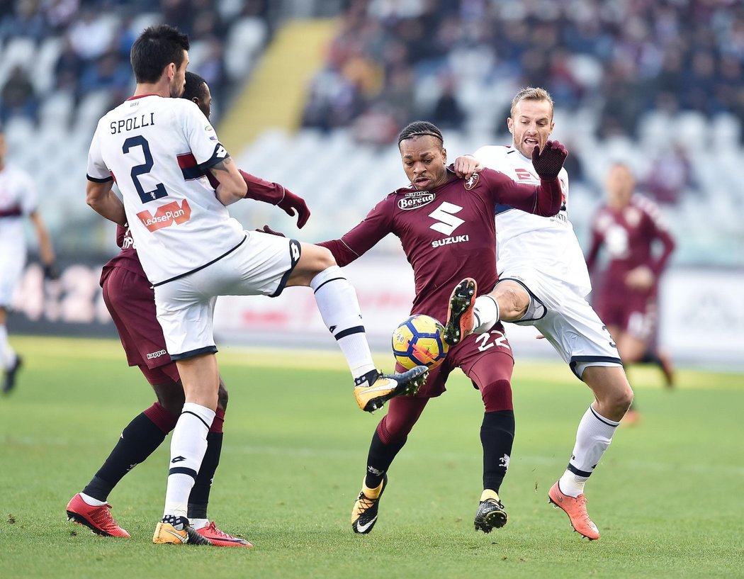 Joel Obi z Turína se snaží udržet balon před Lucou Rigonim