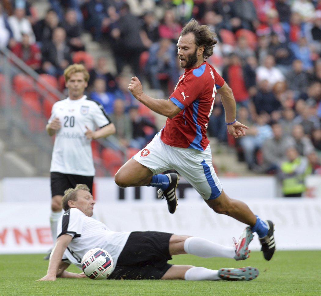 Německý fotbalista Guido Buchwald se snaží zastavit v exhibici Setkání legend Patrika Bergra